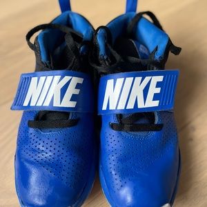 Nike hustle basketball shoes 6 Y